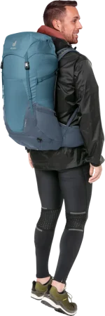 کوله پشتی دیوتر Deuter Futura 32 لیتری با سیستم تهویه Aircomfort، پوشش ضدباران، برای کوهنوردی و طبیعت‌گردی پشت یک مرد