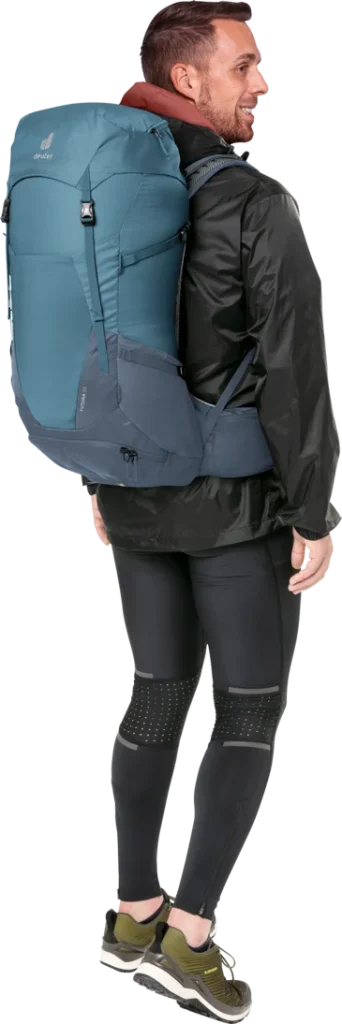 کوله پشتی دیوتر Deuter Futura 32 لیتری با سیستم تهویه Aircomfort، پوشش ضدباران، برای کوهنوردی و طبیعت‌گردی پشت یک مرد