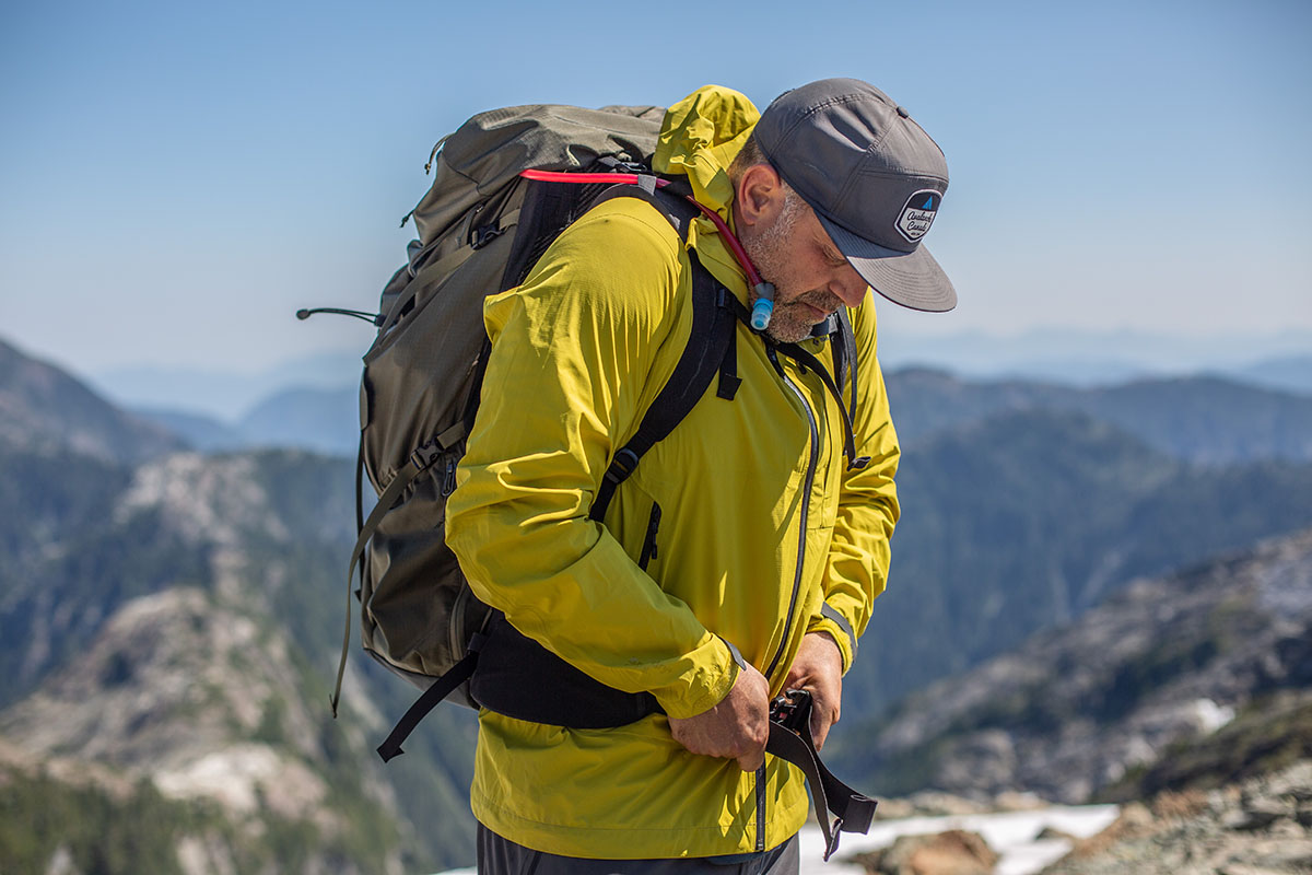 Arcteryx Bora 75 backpacking backpack adjusting hipbelt تصویر Arcteryx Bora 75 backpacking backpack adjusting hipbelt